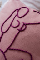 COJÍN MAGNOLIA (ROSA OSCURO Y BORDADO MORADO) / STUDIO.FI | https://www