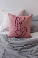 COJÍN MAGNOLIA (ROSA OSCURO Y BORDADO MORADO) / STUDIO.FI | https://www