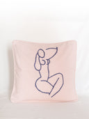 COJÍN MAGNOLIA (ROSA PALO Y BORDADO AZUL) / STUDIO.FI | https://www
