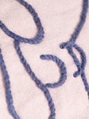 COJÍN MAGNOLIA (ROSA PALO Y BORDADO AZUL) / STUDIO.FI | https://www