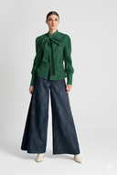 CAMISA CON LAZO AL CUELLO VERDE / MOUTAKI