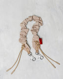 BUNGEE WRIST STRAP (BEIGE SATEEN) / TOPOLOGIE