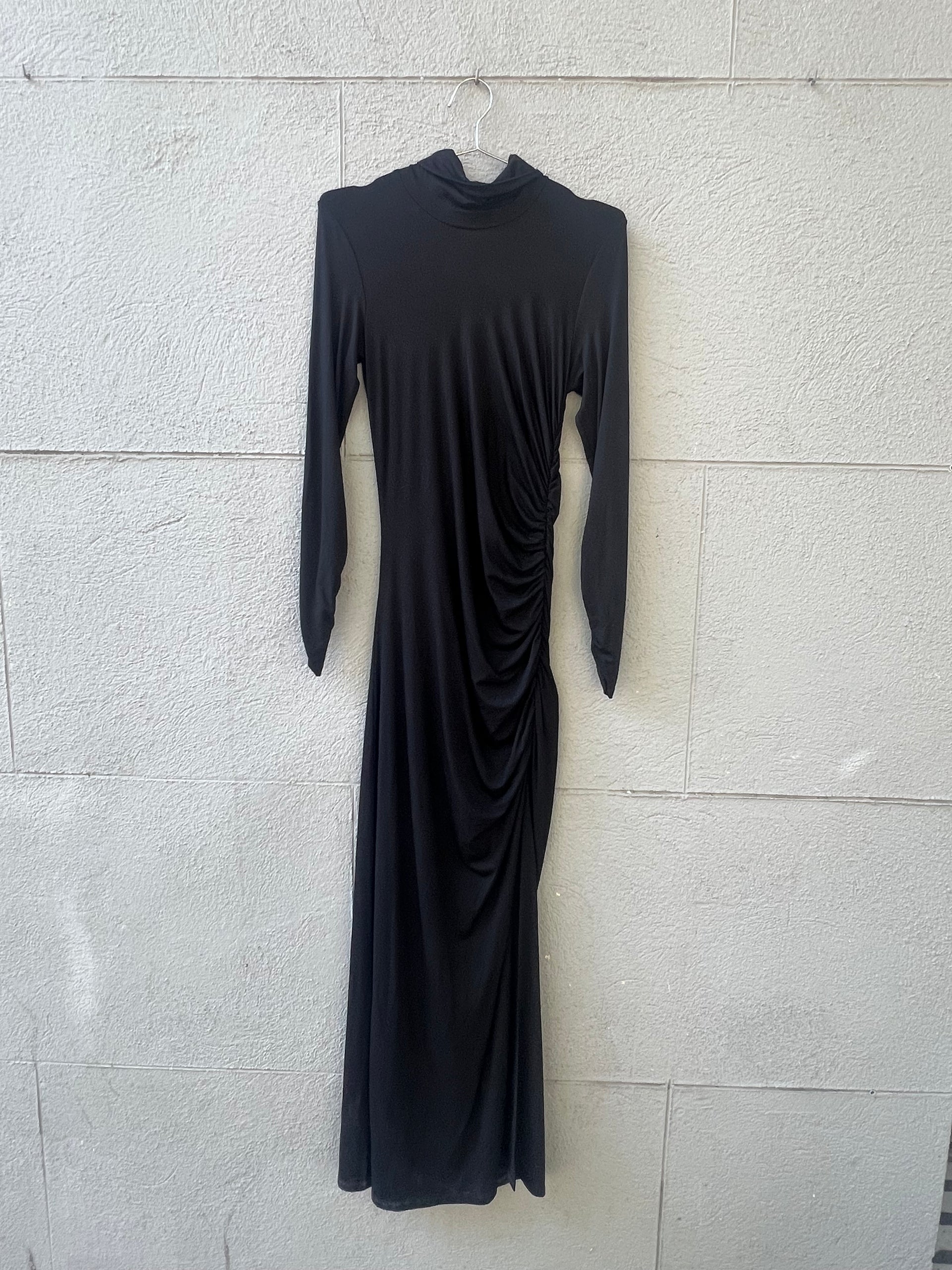 VESTIDO NEGRO LARGO MANGA LARGA SOLOTRE – RUGHARA