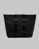 SUMMIT TOTE LARGE (BLACK TECH SATEEN) / TOPOLOGIE